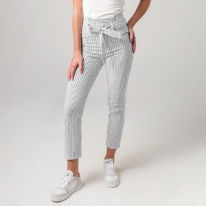 FRAME WOMEN'S BELTED PLEATED PEGGED JEAN SIZE 26